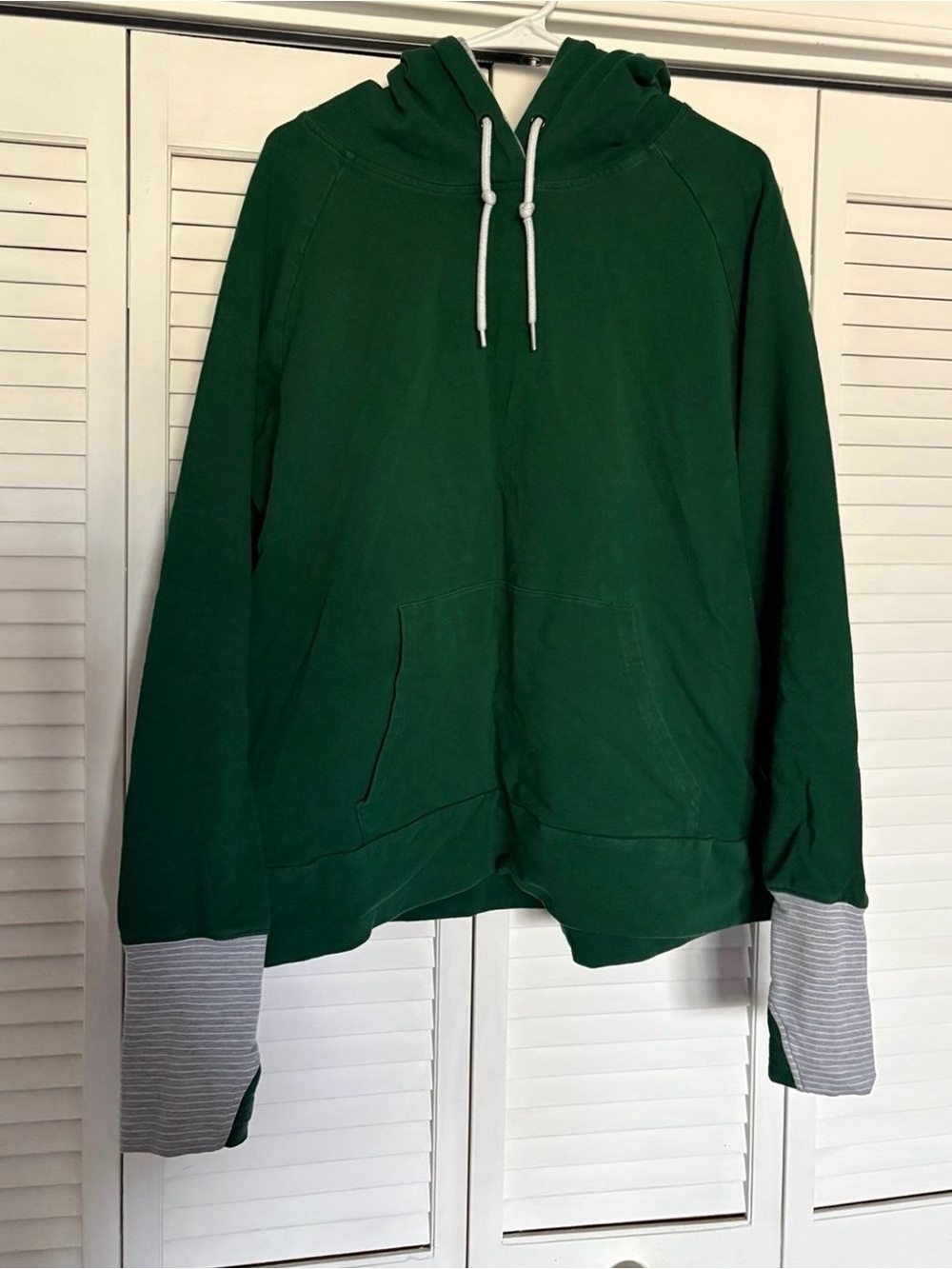 7Degrees Hoodie Green Hoodie with thumb holes
